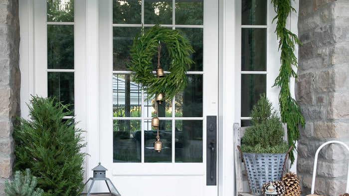 6 Easy Ways to Decorate Your Porch for a Cozy Winter Welcome