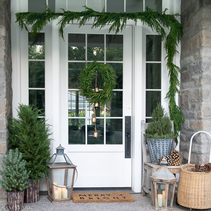 6 Easy Ways to Decorate Your Porch for a Cozy Winter Welcome
