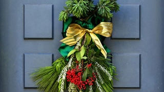 HOW TO CREATE A FESTIVE DOOR SWAG & MAKE YOUR OWN BOW