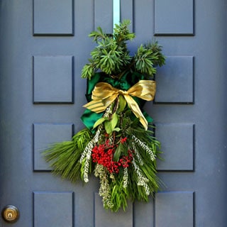 HOW TO CREATE A FESTIVE DOOR SWAG & MAKE YOUR OWN BOW